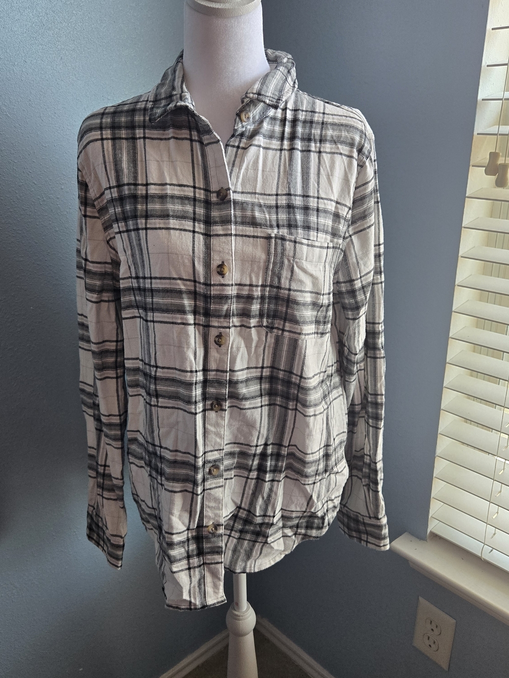 Aeropostale White and Black Plaid Button-Down Shirt